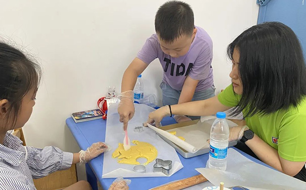閔行校區的孩子們體驗DIY餅干.jpg